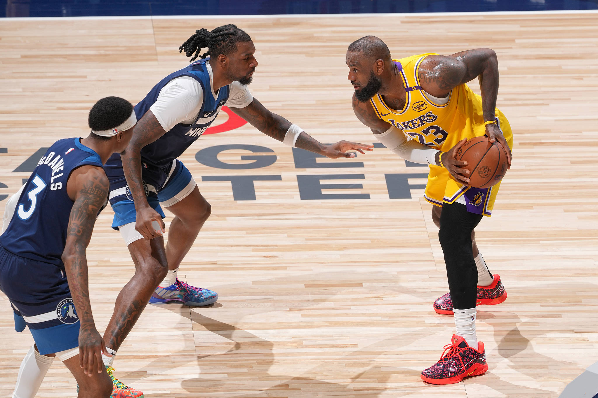 詹姆斯险胜威金斯，湖人关键表现点燃全场！